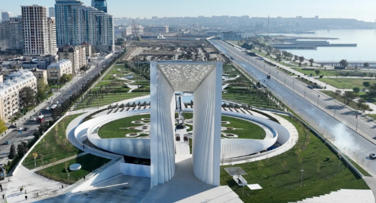 Türkmənistan Prezidenti Zəfər parkını ziyarət edib