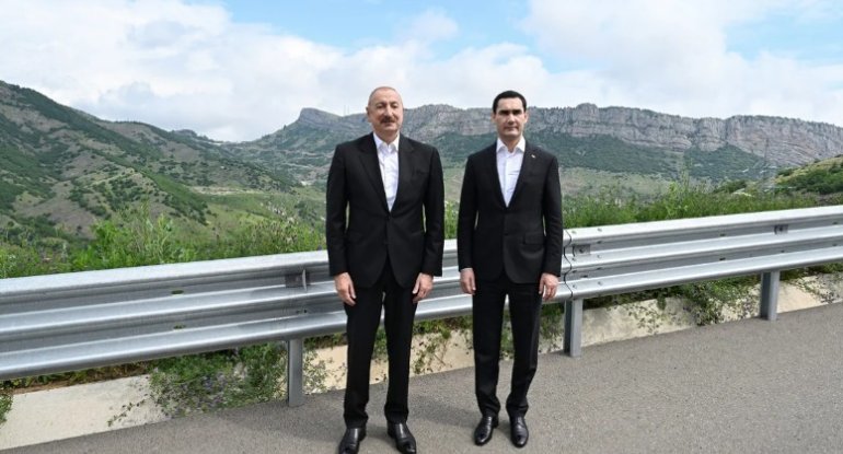 Prezidentlərin Şuşada gəzinti zamanı balaca sakinlərlə