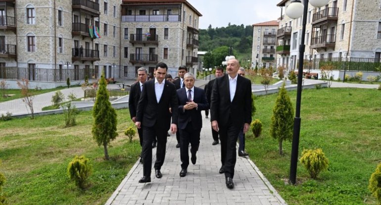 Prezidentlər Şuşada inşa edilmiş birinci yaşayış kompleksində olublar