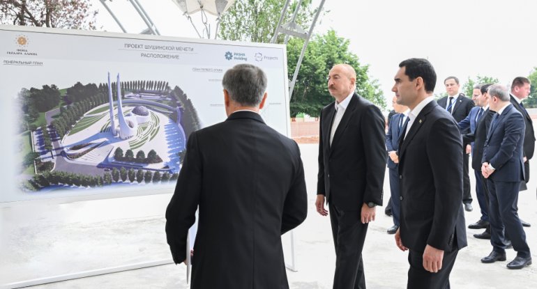Prezidentlər Şuşa məscidində tikinti işlərinin gedişi ilə tanış olublar