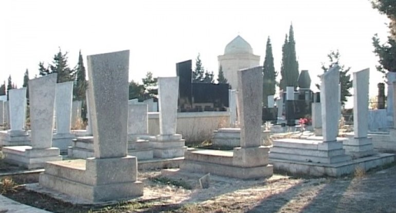 İçib&nbsp;baba və nənəsinin qəbri üstünə getdi - Bu hərəkəti etdi
