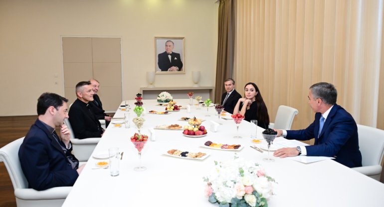 Leyla Əliyeva Vatikan Apostol Kitabxanası və Apostol Arxivinin rəhbəri ilə görüşüb - FOTOLAR