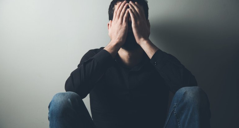 Davamlı kədər, yorğunluq, yuxusuzluq... - Depressiyanın əlamətləri nələrdir?
