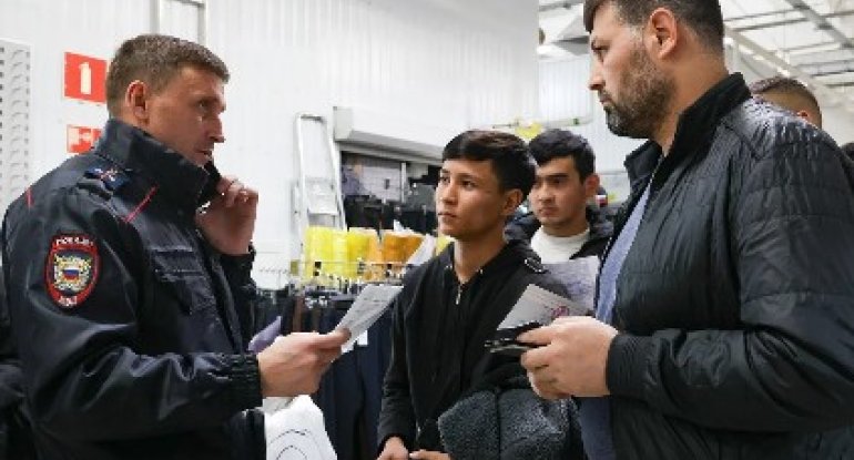 Vətəndaşlıq almaq xeyli bahalaşdı: Putin qanunu imzaladı