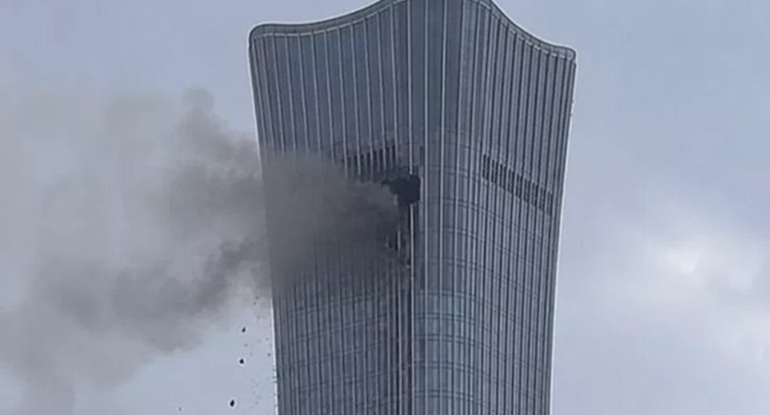 Çində təyyarə 109 mərtəbəli binaya çırpıldı