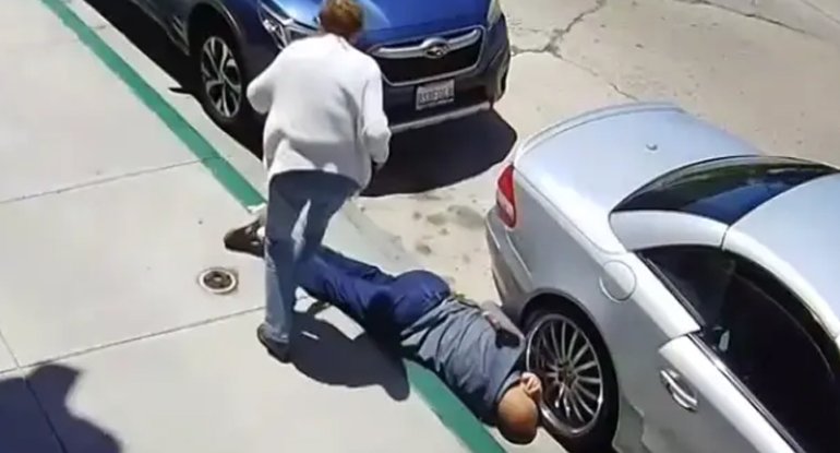 Səkidə yıxılan kişi şəhər rəhbərliyindən 35 milyon dollar tələb edir