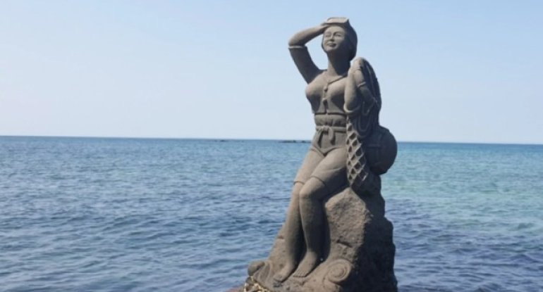 Cənubi Koreyada qalmaqal: Əcnəbi tarixi heykəli öpdü