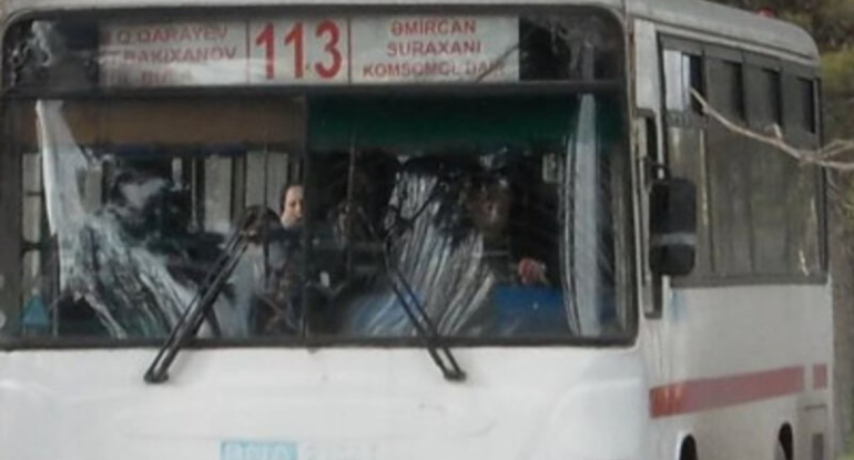 Bakıda avtobus evə çırpıldı - 5 sərnişin xəsarət aldı