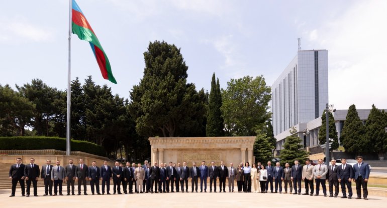 &ldquo;AzerGold&rdquo; QSC-nin fəaliyyətə başlamasının 10 illiyi münasibətilə Fəxri&nbsp;xiyaban&nbsp;və Şəhidlər xiyabanı ziyarət olunub