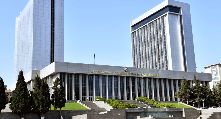 Parlament işçilərlə bağlı yeni qaydaları ilk oxunuşda təsdiqlədi