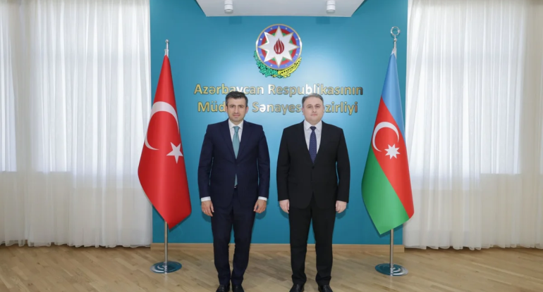 Vüqar Mustafayev Səlcuq Bayraktarla hərbi-texniki əməkdaşlığı müzakirə etdi