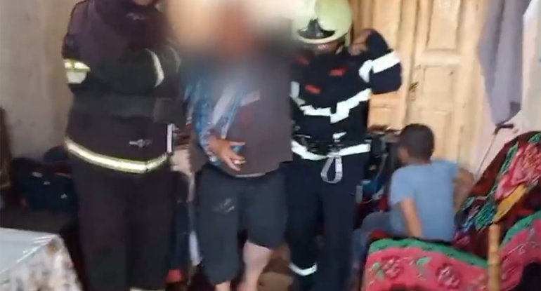 Evin girişi başlarına uçdu, köməksiz vəziyyətdə qaldılar