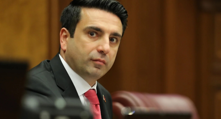Simonyan bu adla spiker postunu tərk etdi, işçiləri də arxasınca