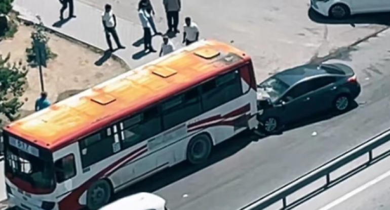 Bakı-Sumqayıt yolunda maşın avtobusa&nbsp;çırpıldı