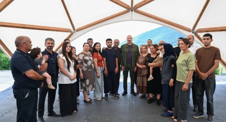 İlham Əliyev Şuşanın Kiçik Qaladərəsi kəndində görülən işlərlə tanış olub və kəndə qayıdan sakinlərlə görüşüb