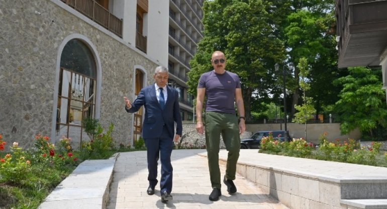 İlham Əliyev Şuşanın Qarabağ küçəsində dövlət-özəl tərəfdaşlığı çərçivəsində həyata keçirilmiş işlərlə tanış olub