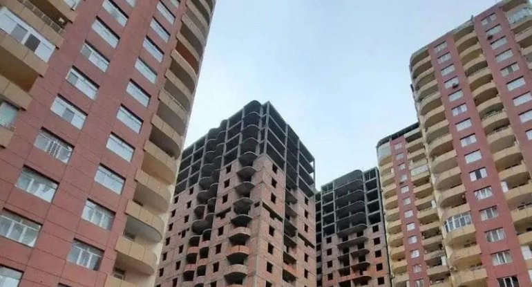 Binanın altında mərasim evi açılır: Sakinlər etiraz edir