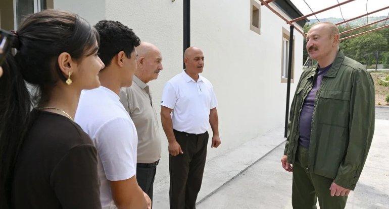 Prezidentin sosial şəbəkə hesablarında sakinlərlə görüşlə bağlı paylaşım olunub