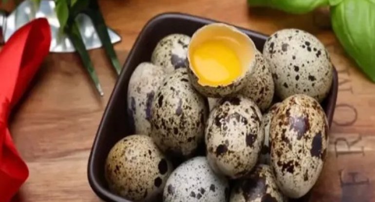 Toyuq yumurtasını taxtdan saldı: ölçüsü kiçik, amma beş dəfə daha faydalıdır