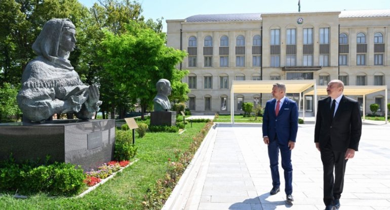 Prezidentlər Şuşada güllələnmiş büstlərə baxdılar