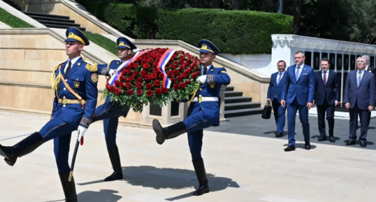 Slovakiya Prezidenti Bakıda şəhidlərin xatirəsini anıb