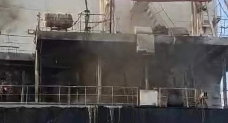 Odessa yaxınlığında dronla vurulan gəmidən xilas edilən azərbaycanlılar Vətənə yola salınıb