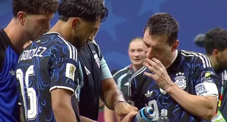 Argentina-İngiltərə oyununda ŞOK OLAY: Rəqib qapıçının su qabına yazılanlar ələ keçdi - FOTO