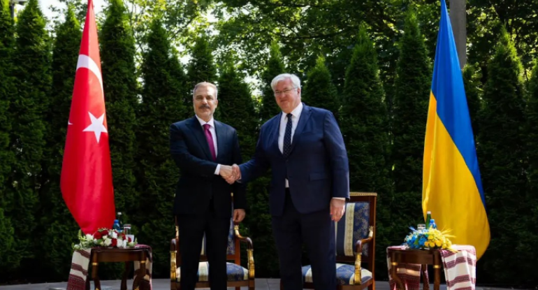 Kiyevdən təklif: Zelenski ilə Putinin görüşü Türkiyədə keçirilsin