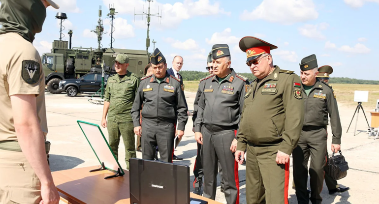 Kərim Vəliyev Belarusda hərbi obyektləri ziyarət edib