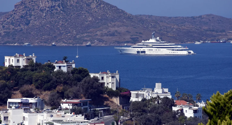 Rusiyalı milyarderlər Bodrumu seçdi: Altı nəhəng yaxta Türkiyə sahillərində lövbər saldı