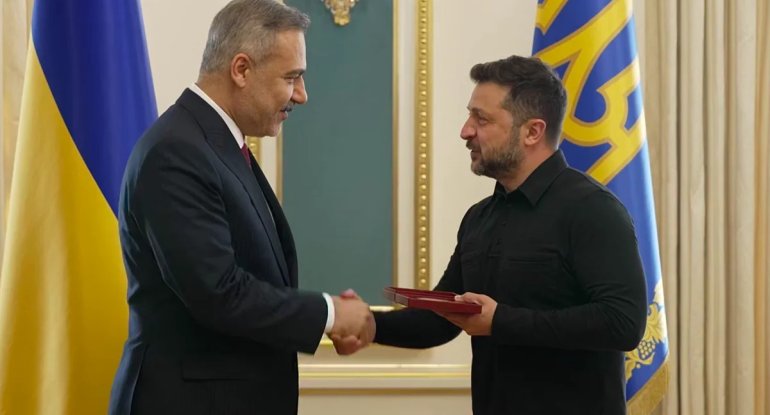 Zelenski Hakan Fidanı ordenlə təltif edib
