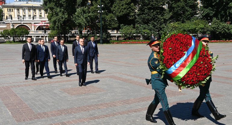 Ceyhun Bayramov Moskvada "Naməlum əsgər" məzarını ziyarət edib -&nbsp;FOTO