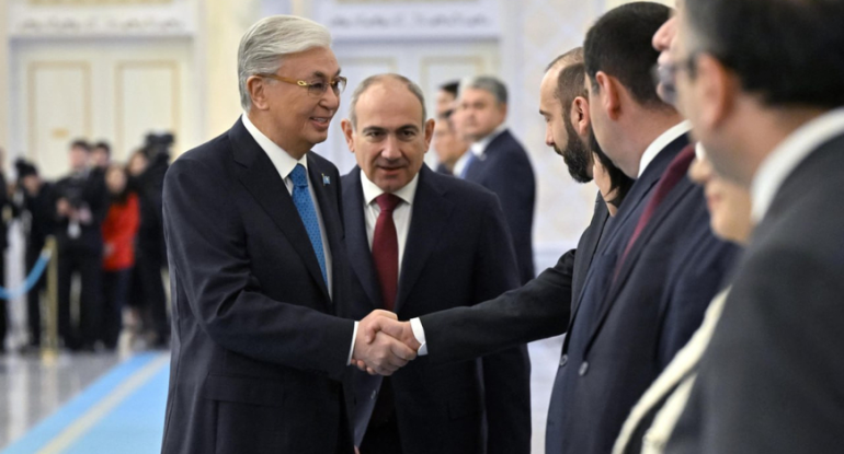 &ldquo;Qazaxıstan prezidenti Putini Paşinyanla barışdıra bilmədi&rdquo;