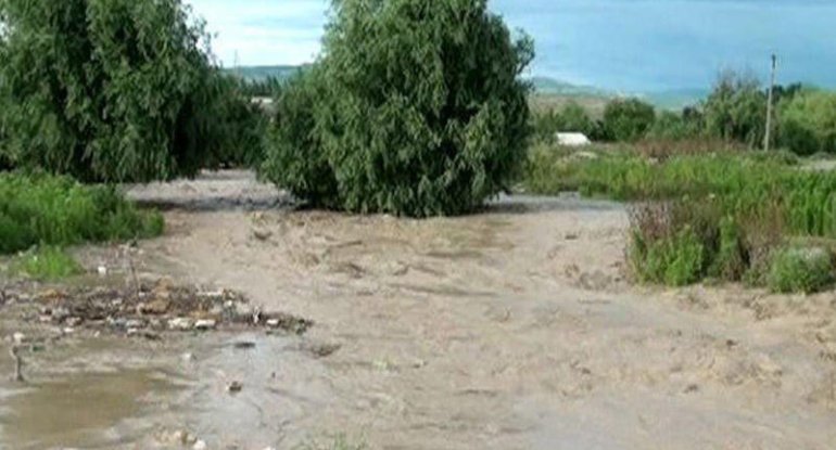 Güclü yağışdan sonra arxlar daşdı: Ağstafada kəndarası yollar keçilməz oldu