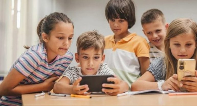 Bu ölkədə şagirdlərin məktəbdə smartfondan istifadəsi qadağan olunur