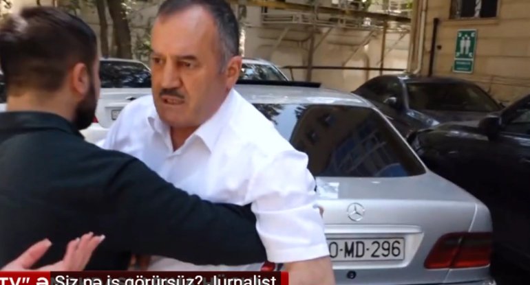 Klinika rəhbəri "Baku TV" əməkdaşlarına hücum etdi - VİDEO