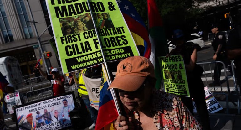 Maduro tərəfdarları Nyu-Yorkdakı məhkəmə binasının qarşısında toplaşıb