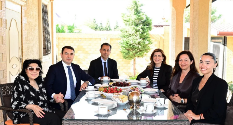 Nazir Flora Kərimovanın evinə getdi