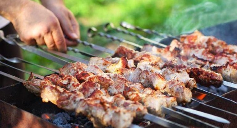 Müntəzəm kabab yeməyin&nbsp; üçün gizli təhlükələri açıqlanıb