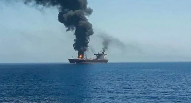 Hörmüz boğazında tanker minaya düşüb