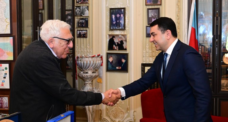 Nazir Anarla görüşmək üçün Yazıçılar Birliyinə getdi