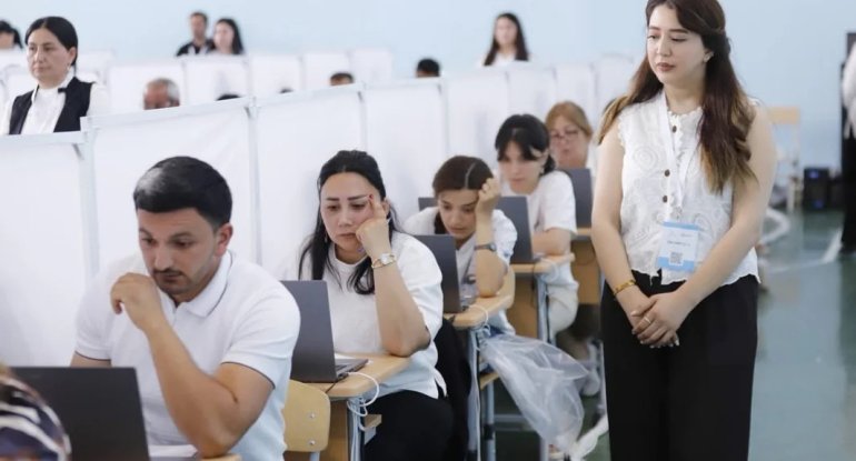 Sertifikasiya imtahanı verən müəllimlərin NƏZƏRİNƏ