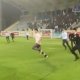“Qarabağ”ın oyununda meydana girən azarkeşi belə çıxartdılar - VİDEO
