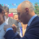 Nazir məzunların köynəyini bir-bir imzaladı - Video - Fotolar Nazir məzunların köynəyini bir-bir imzaladı - Video - Fotolar