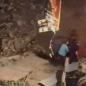 Qadın evindən zorla çıxarıldı - Bakıda gecə söküntüsü - Video